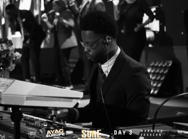 AYAC Europe Sure Foundation keyboardist